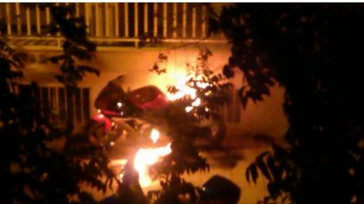 Γιάννενα: Στις φλόγες παραδόθηκαν δύο οχήματα χθες το βράδυ